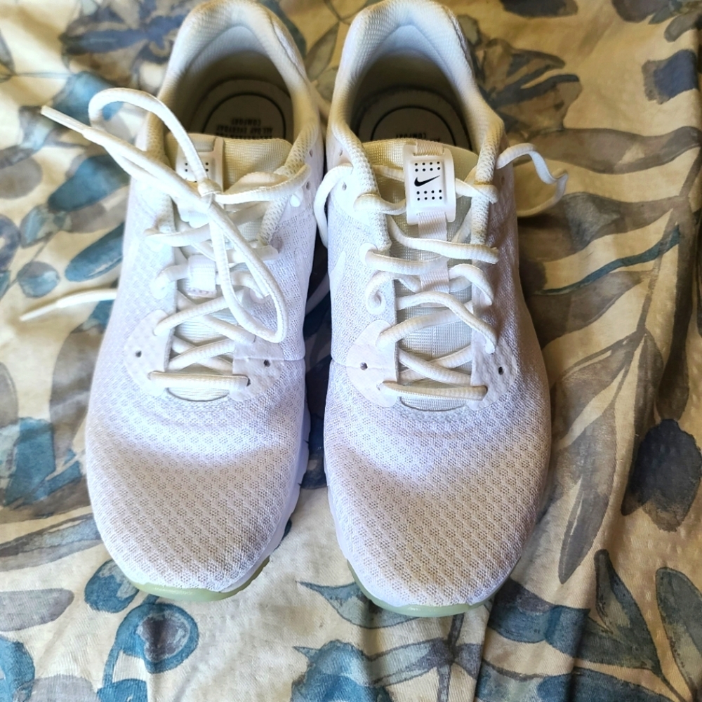 Nike Mens Air Max Motion LW Running Shoes